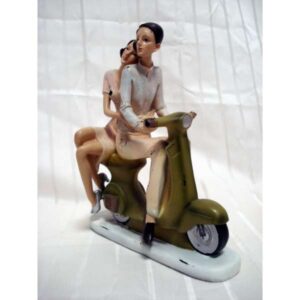 FIGURA PAREJA EN VESPA